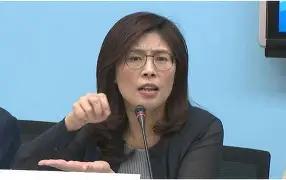 郑丽文这次到南京，跟在台湾岛内的状态完全不一样，看得出来她整个人很激动，少了张荣