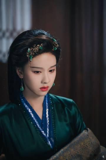 陈都灵雾妄言吐血入耳陈都灵演戏摔得脑袋回弹没有刻意的喊叫，只有一个倒地的动作和血