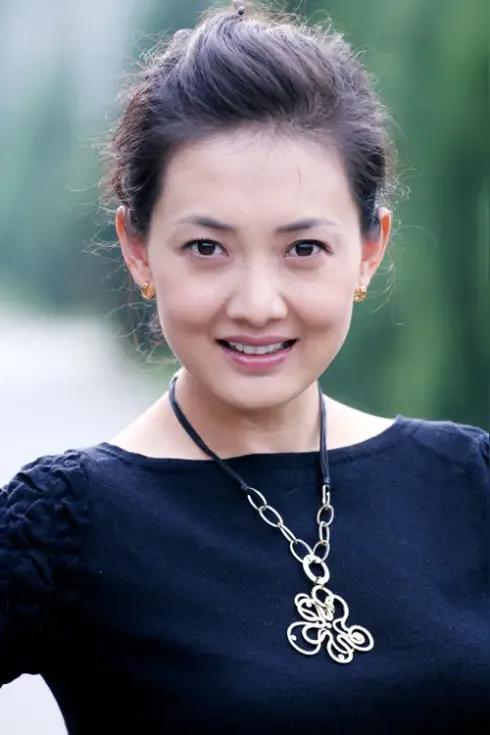 牛莉也开始直播了
介绍商品那叫一个溜，看来他非常适合直播卖货这件事儿。
我记得原