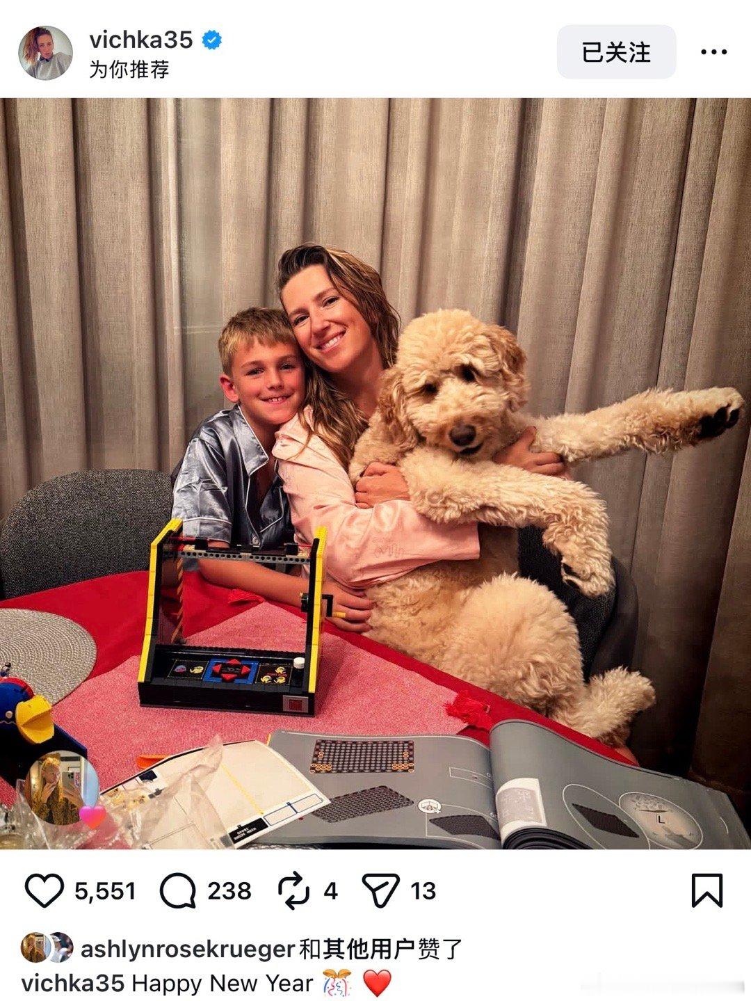 阿扎伦卡和Leo祝大家新年快乐🎉，Leo已经长得这么大了。体育大赏网球talk