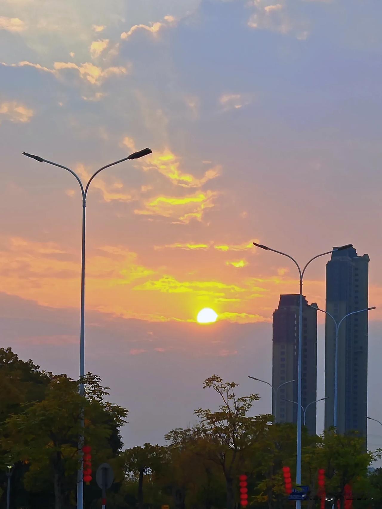 城市夕阳
最美夕阳 夕阳西下 随手拍城市晚霞 城市日落打卡 夕阳下的这座城 随拍