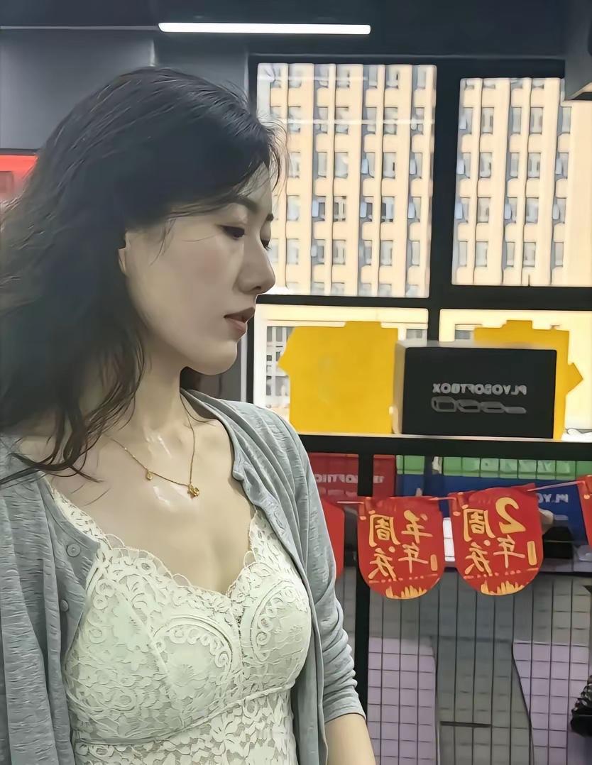 感觉阿姨年轻时候绝对是一个大美人！
岁月留痕，容颜消磨，徐娘阿姨，饱经沧桑！