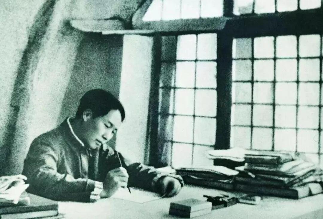 李银桥回忆说：毛主席以前也不是这个习惯，因通讯条件所限，只能连夜工作。
 
据李