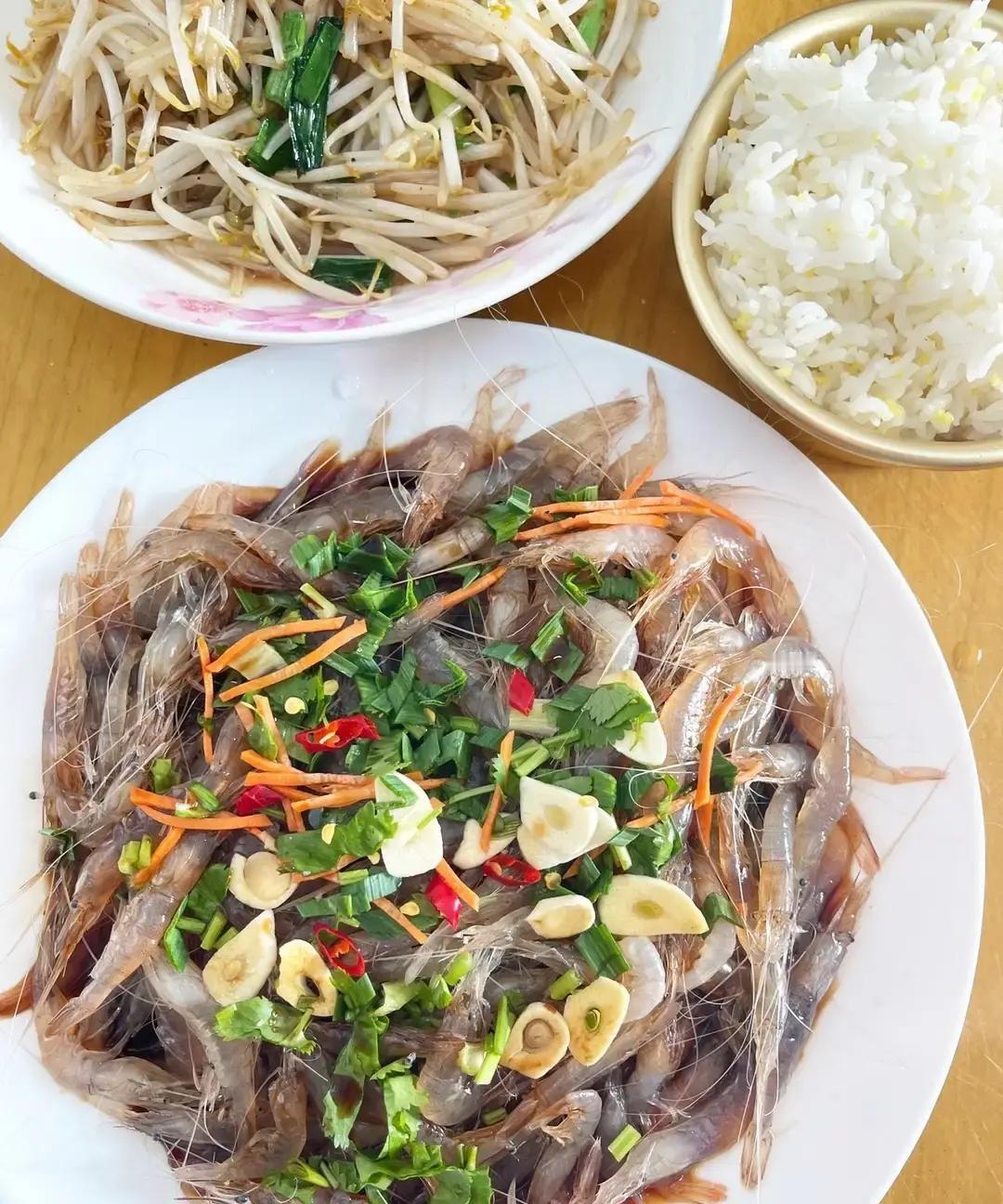 我带着爸妈把揭阳汕头潮州汕尾连吃了四天，十块钱一大碟生腌生蚝直接把我爸看呆，他嘀