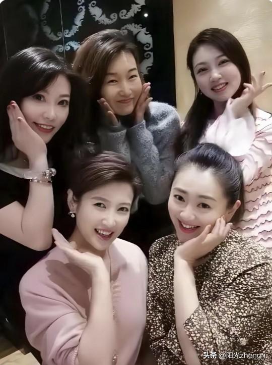 这五位不光是同学、闺蜜，北广96级五朵金花，颜值更是各有各的好看。

李梓萌端庄