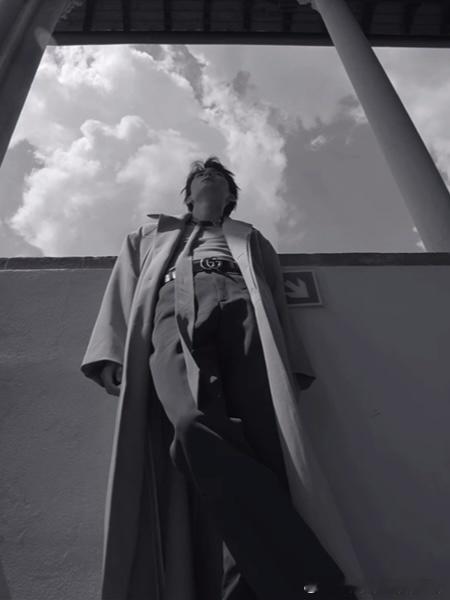 #周翊然仰拍视角##周翊然扛住了仰拍视角# 周翊然的米兰街头随性拍真是帅炸了，连