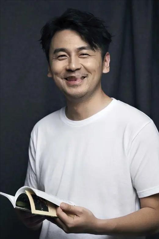 演员，雷佳音说，有时候一觉醒来，真的如坐针毡，因为后面还有几个戏，都等着你呢，你