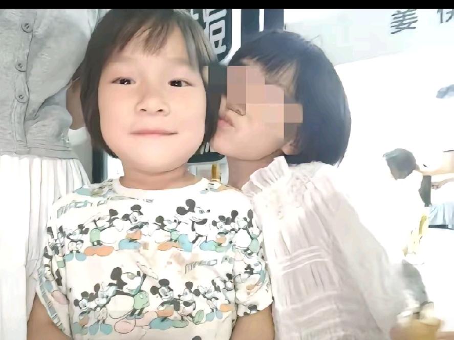 晚上八点多让一个六岁孩子下楼送钥匙，那个妈妈咋想的。天都黑透了，她也放心。她都到