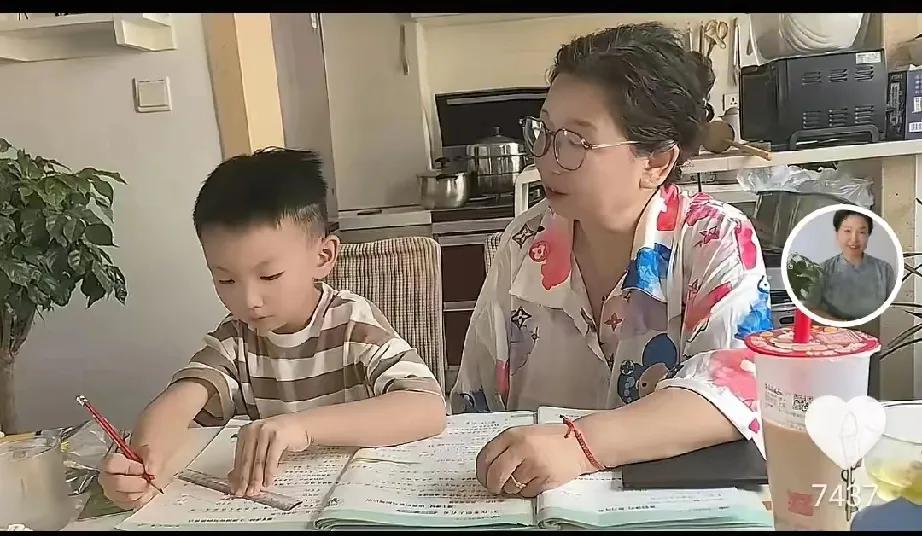 老杜扮成老知识分子的样子给楷楷辅导作业

杜新枝曾被拍到在短视频中以“老知识分子