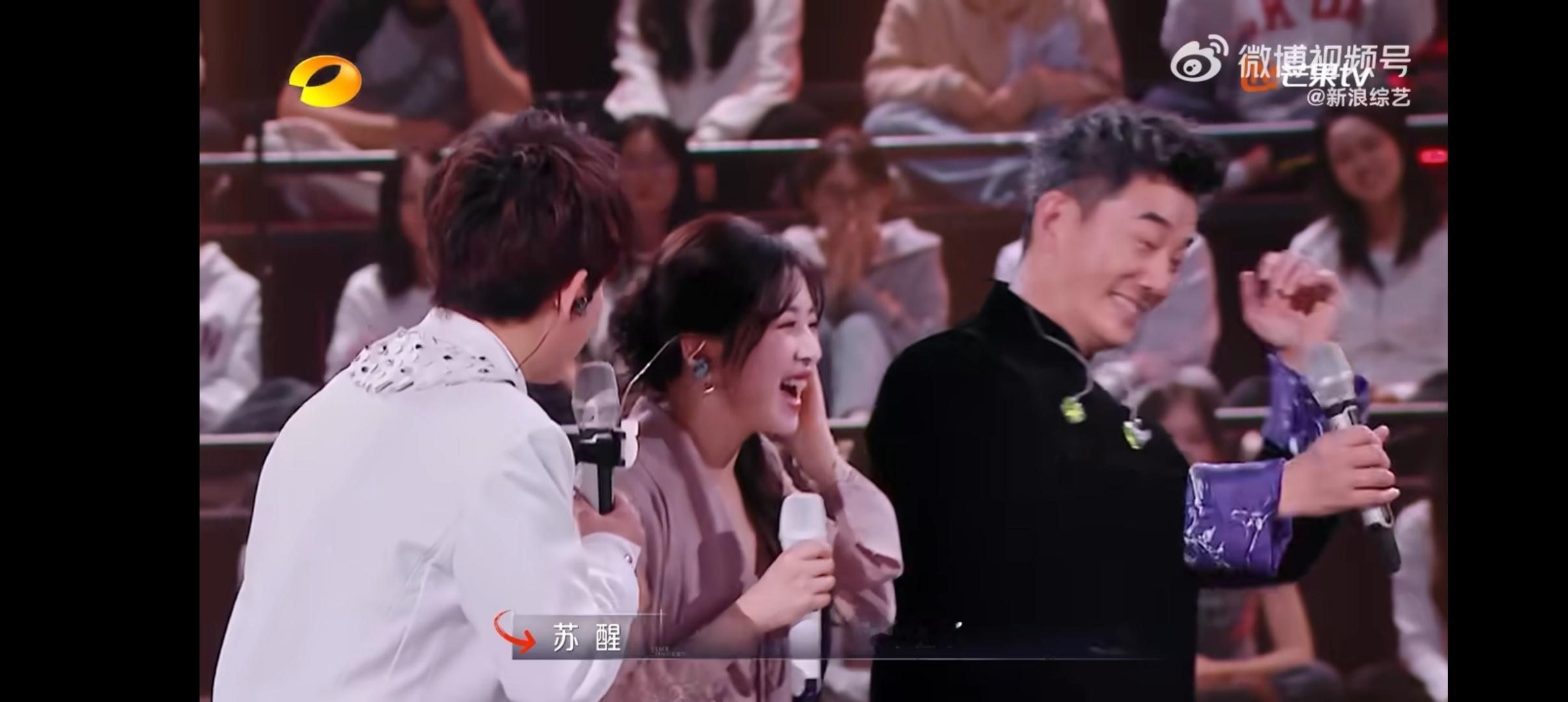 任贤齐给张含韵唱对面的女孩看过来  任贤齐履行“挑战契约”，唱了《对面的女孩看过