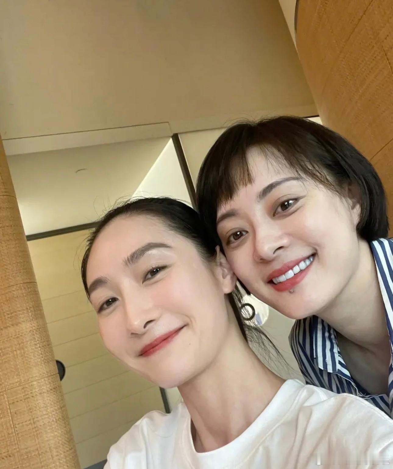 【#陶昕然晒九宫格合照为孙俪庆生#】#甄嬛安陵容再同框#9月26日，陶昕然在社交