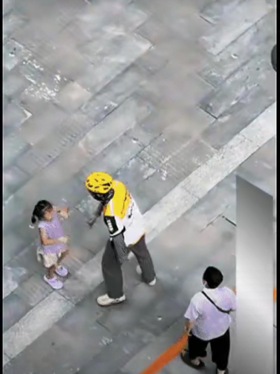 一顿“教训”能治孩子的任性吗？

街上，外卖员爸爸发现女儿对奶奶发脾气，非要买东