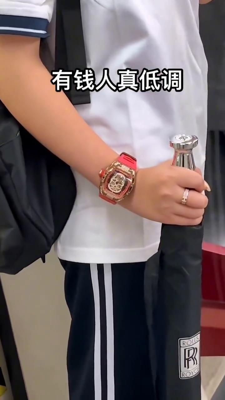 有钱人真低调，有钱人家的孩子。