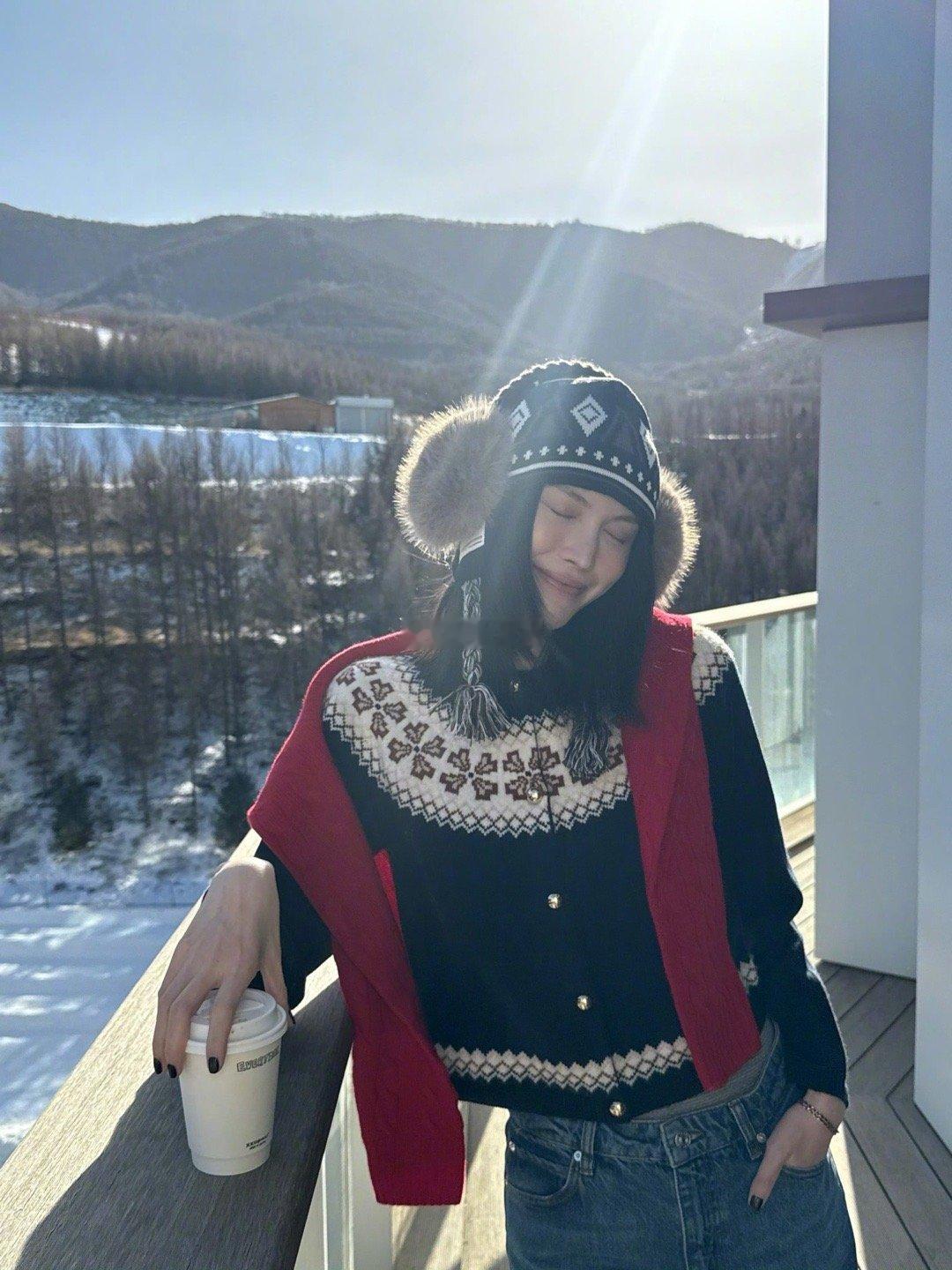 何穗雪中素颜怼拍 不愧是何仙姑！雪地素颜照美得毫不费力，一颦一笑自带高级氛围。镜