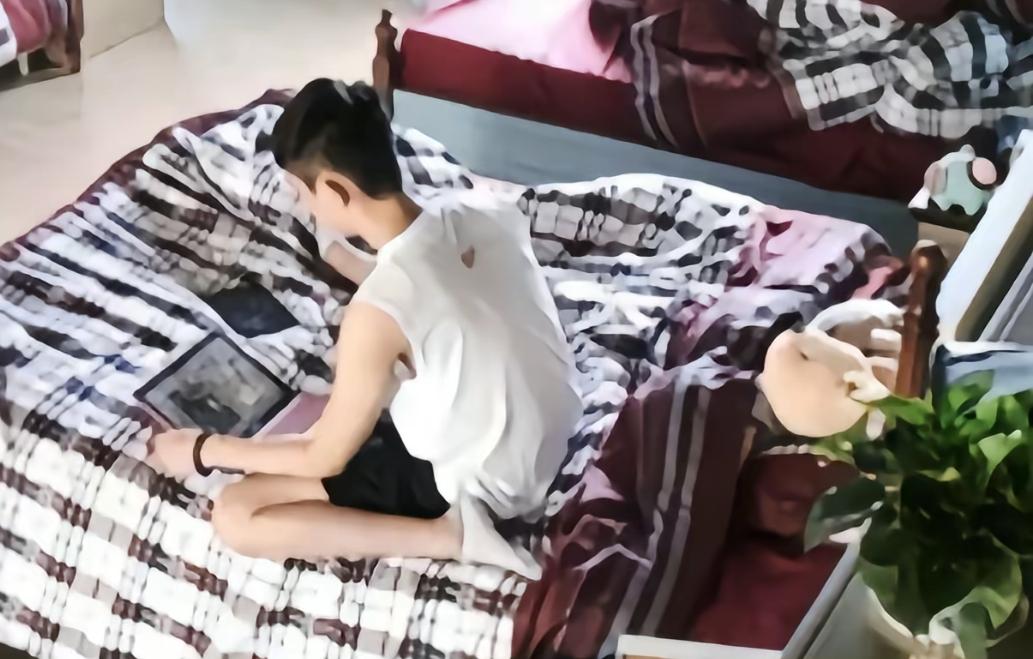 会给粉丝送的玩偶小熊盖被子小于
那个温柔善良的大男孩
其实一直都没有变过
可惜了