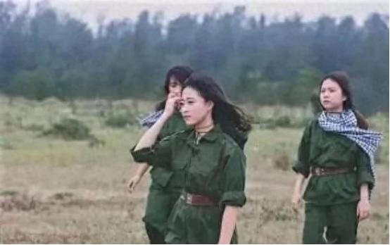 1985 年中越侦察兵伏击，越军女卫生兵从我潜伏哨前 0.5 米走过毫无察觉，这