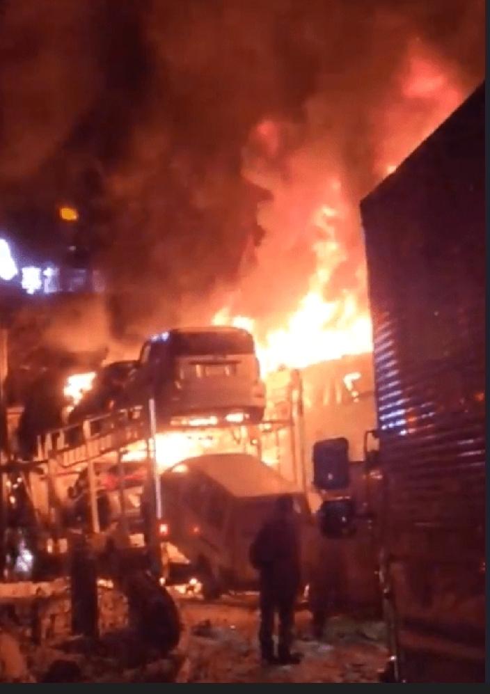 日本群马县水上町关越高速公路（关越自动车道）昨晚（26 日）爆发惊人连环追撞事故