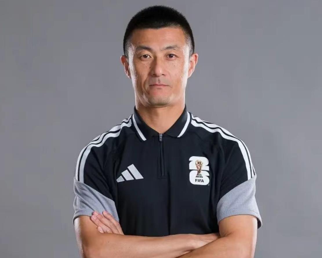 中国裁判马宁刚刚告别世界杯，另一位中国裁判傅明却悄然交出了一份令人咋舌的成绩单。