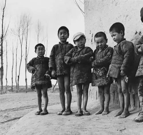 很多人都认为这张照片是AI生成的，其用意是为了混淆视听，但如果你真正经历过那个年