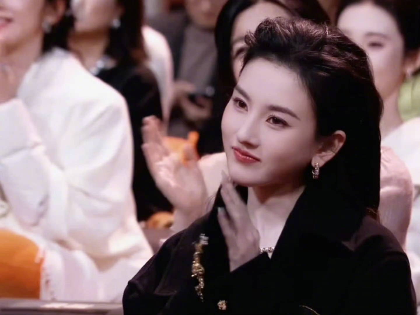 微博之夜内场镜头一闪而过的宋祖儿，大背头发型好飒！ 