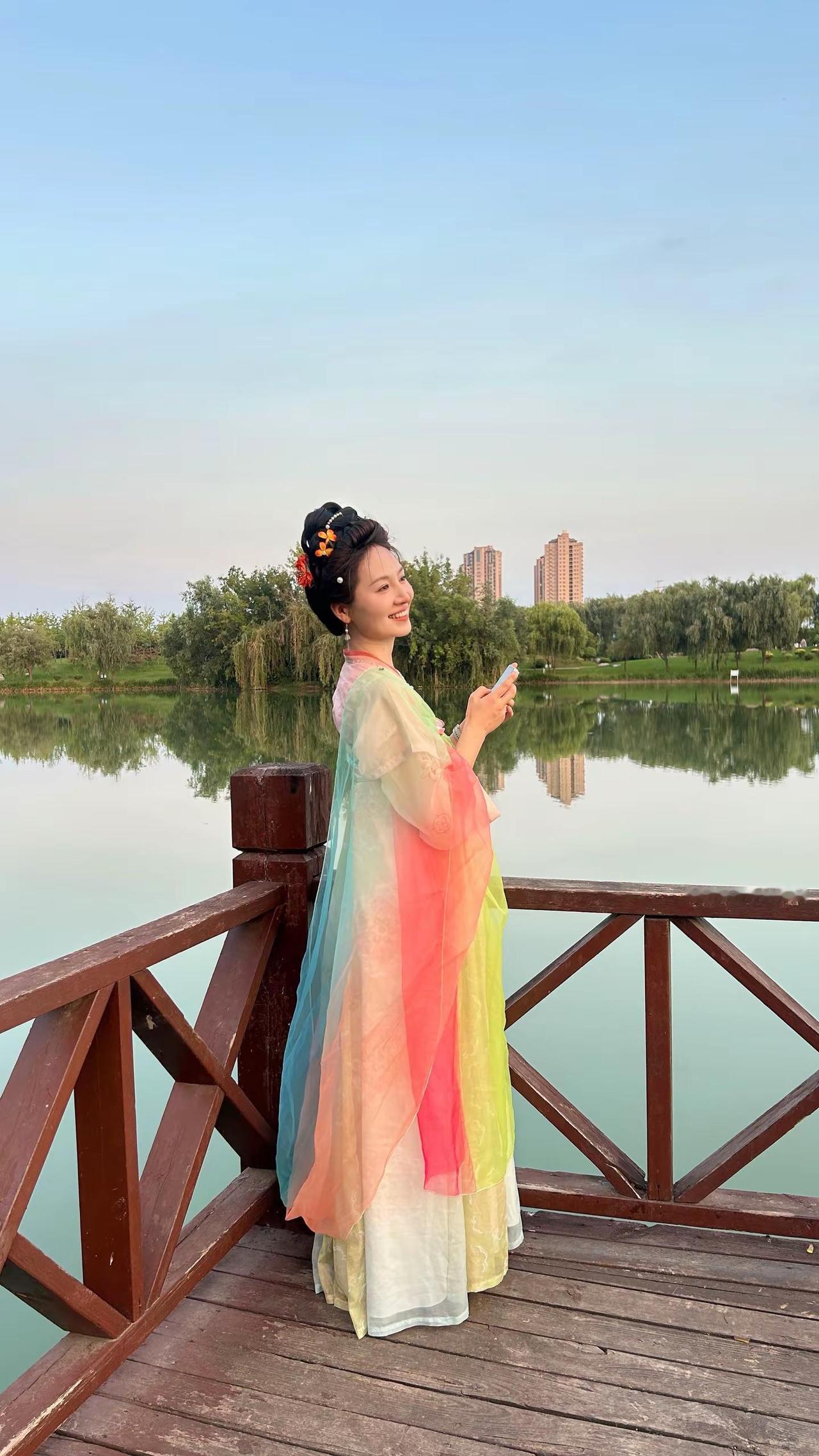 漂亮的衣服一穿就是想臭美呀。汉服拍照 汉服美学 汉服和自然是天生适配款 汉服外景