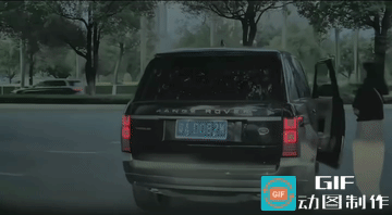 没撞车、没撞树、没撞人，过马路干净利落，一路绝尘而去，女子她跨越公路滑溜得很。