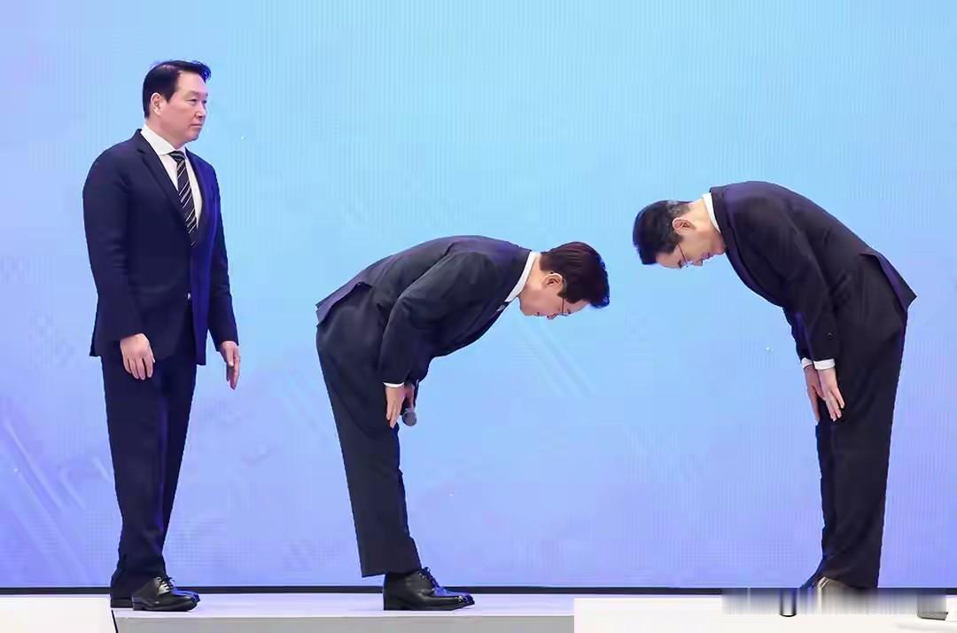 韩国总统李在明把韩国的国格、自己的人格丢在了全世界面前，下图的照片是他90度向韩