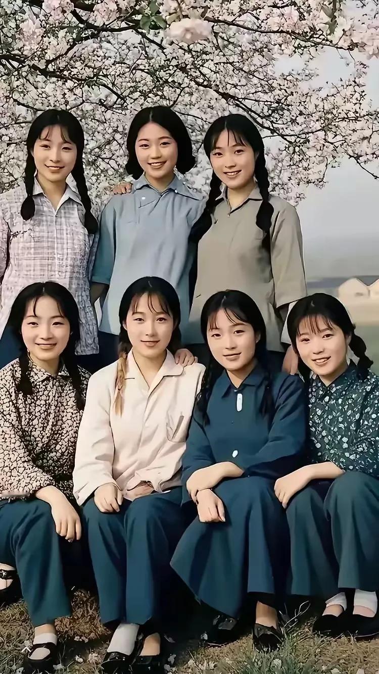 照片反映那些年，
朴素装扮显天然。
清纯可人笑模样，
相由心生并非编。各种时期的