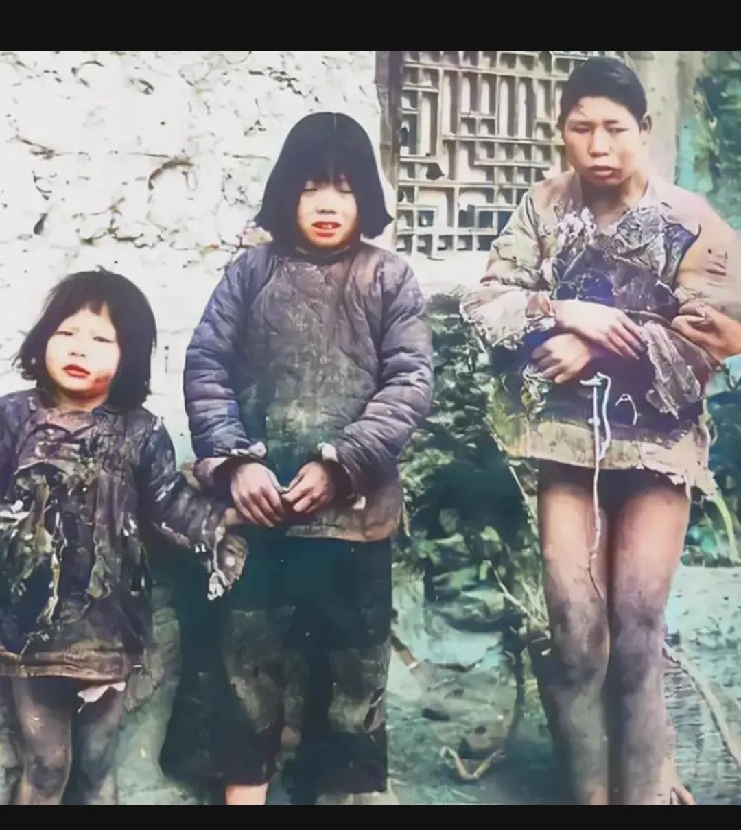 在民国时期，一个赤贫的家庭，三个姐妹留下了一张合影，看着她们三人，让人不禁为她们