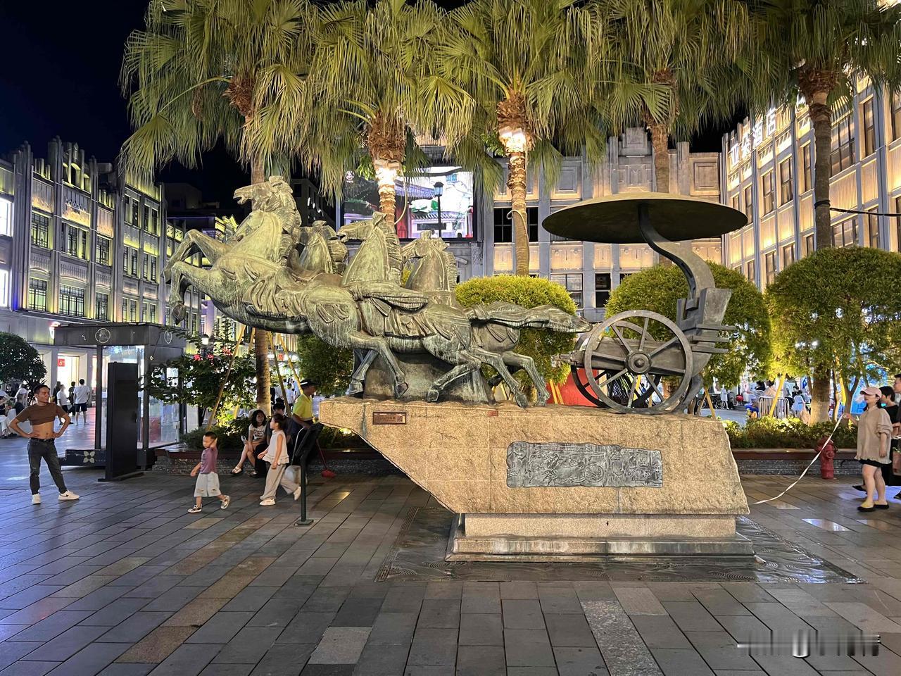 五马街过去是温州的招牌，因为体现出了经济繁荣，特别是线下门店，如今在这个区域依然