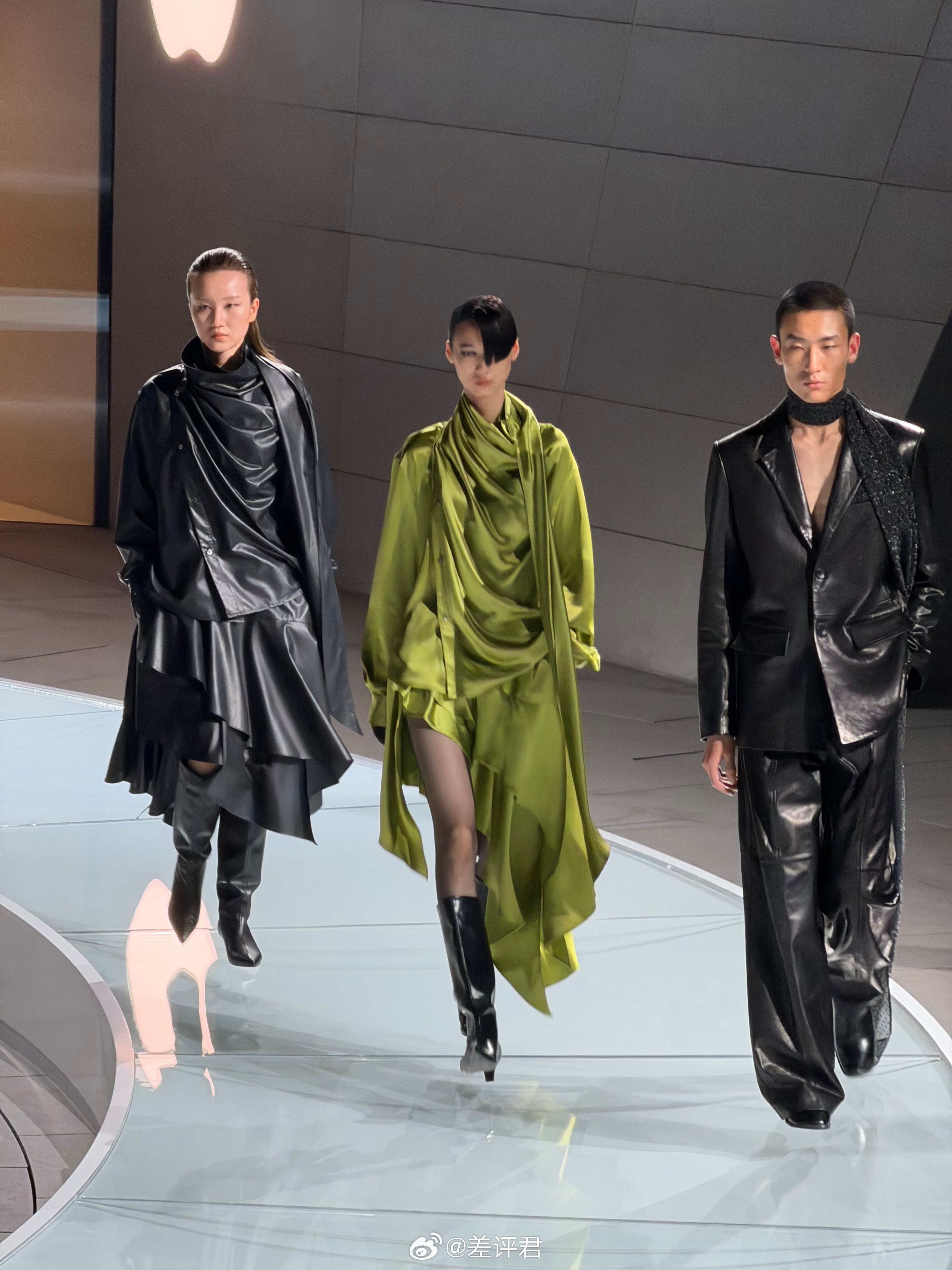 #差评在现场# 谁能想到，苹果今年都 50 岁了，从 1976 年成立到现在，已