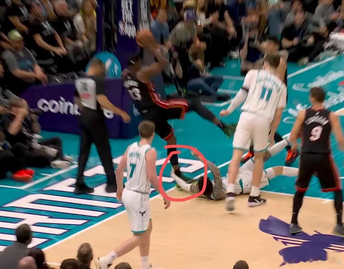 这绝对是极有可能毁掉球员职业生涯的一个肮脏无比的动作！nba附加赛阿德巴约受伤