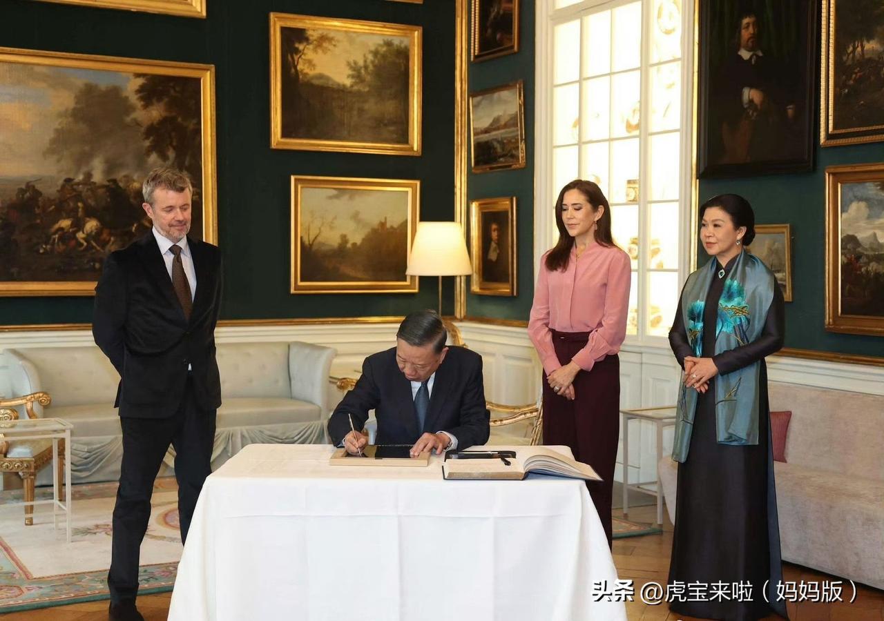 今天继续招待陪同越南的来访，玛丽王后的裤装打扮还是很干练的，室外再披一件大衣，气