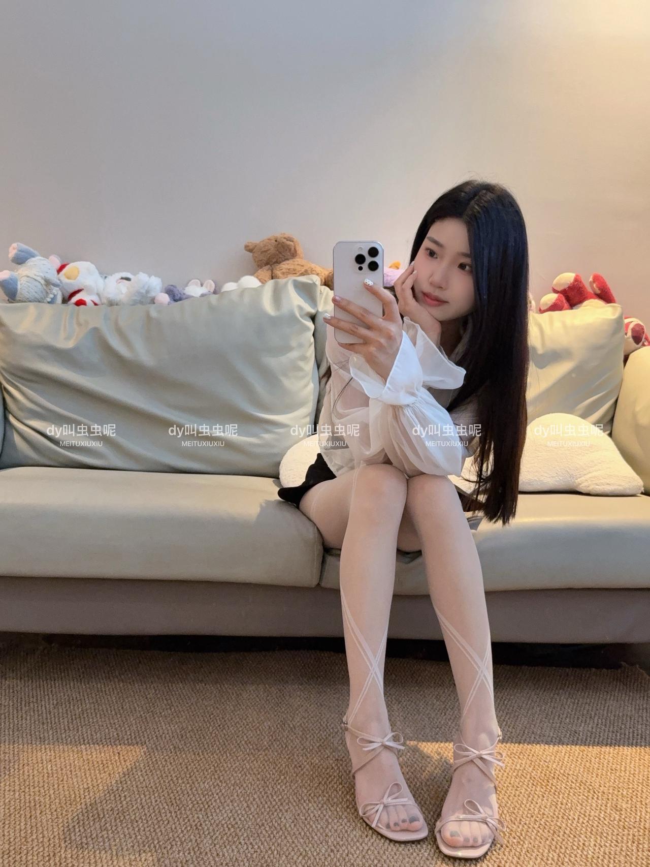 御姐ootd穿搭 涞觅黑绷带沙发氛围感拍照 白色穿搭yyds 涞觅润丝
