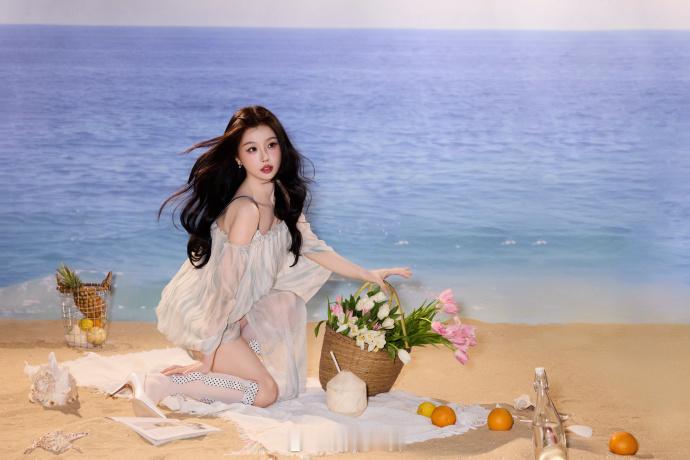 穿白色吊带上衣、对镜甜笑灵动活泼——虞书欣。每日明星美图分享 看这个与迪丽热巴邓