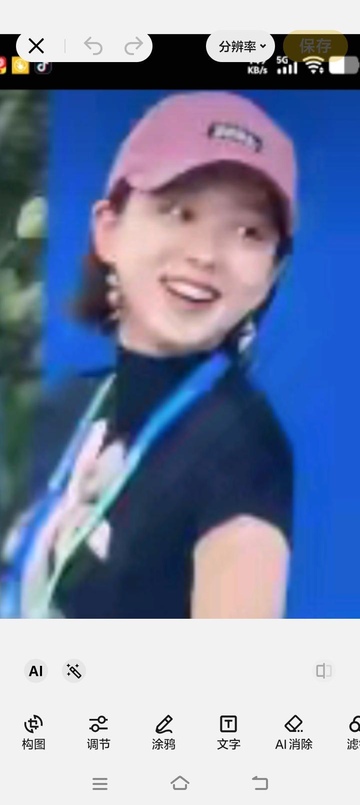 这张照片火了！

她是谁？夏露，也许有人也会问夏路是谁？说个人名你就知道了，马龙