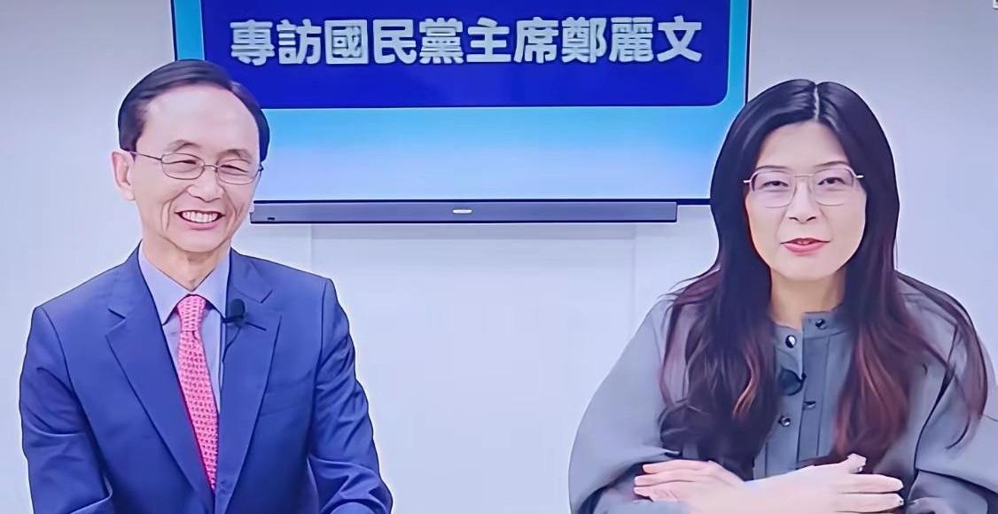 被带走侦讯9个小时，出来第一时间接受专访，转头又把话筒递给郑丽文？这画面真有点“