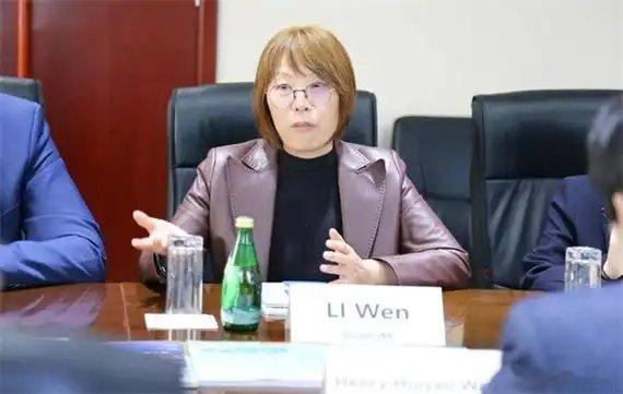 个人认为，那些活跃在境内四处宣传鼓吹移民放开移的人，都要警惕，都十分可疑，都有间