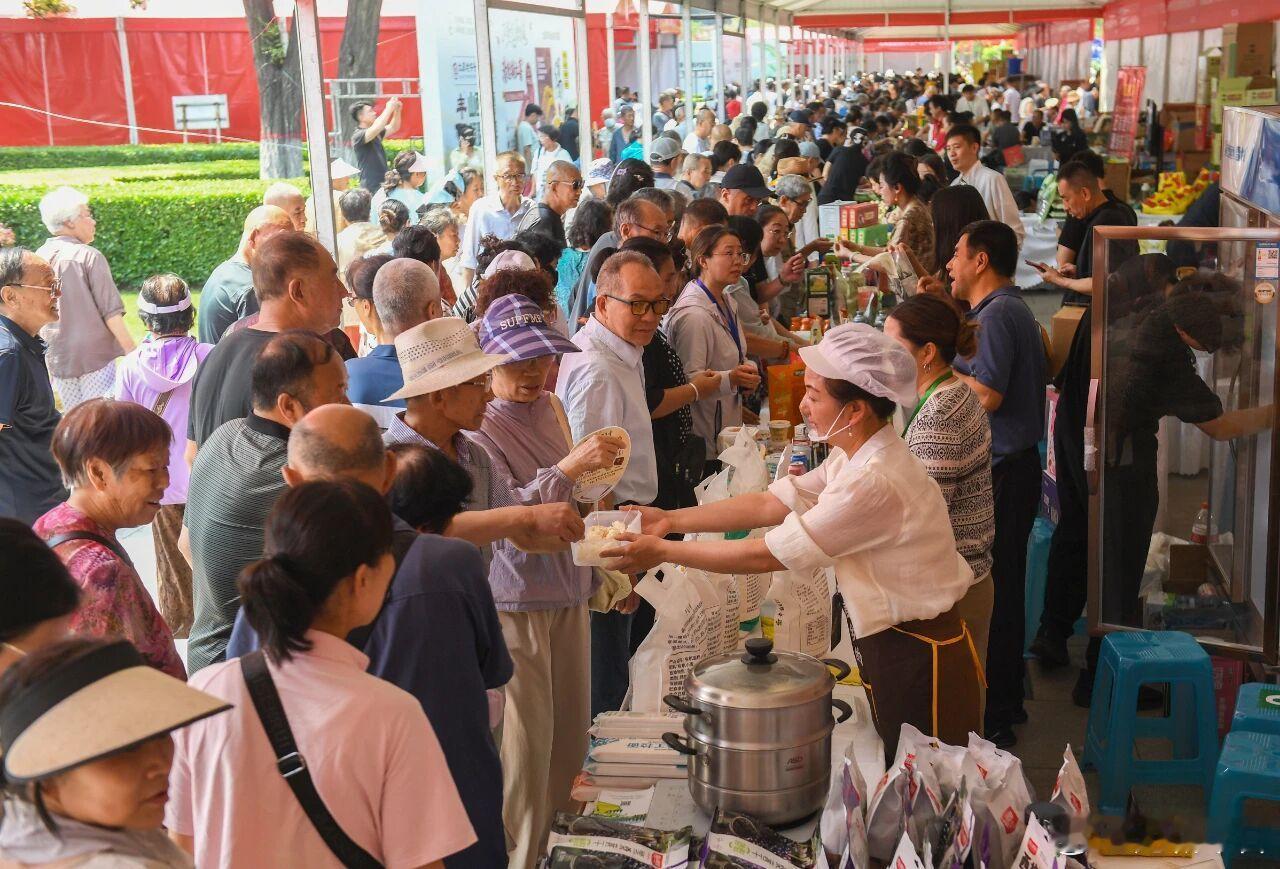 太原龙潭公园开启特优农产品大集    6月24日，第八届山西特优农产品夏季产销对