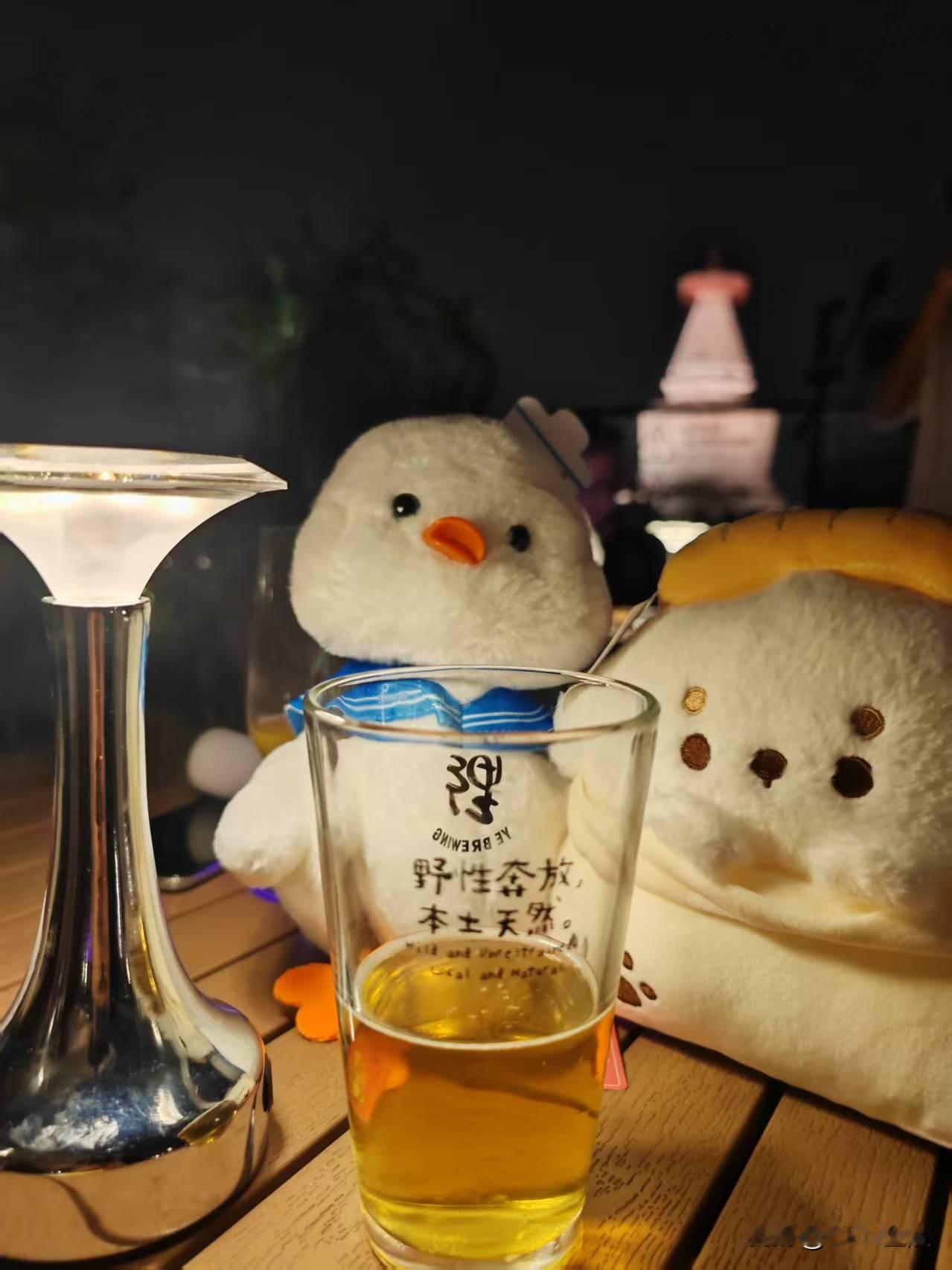 分享城市新鲜事北京白塔寺周边观景咖啡店、茶吧成为一道风景。