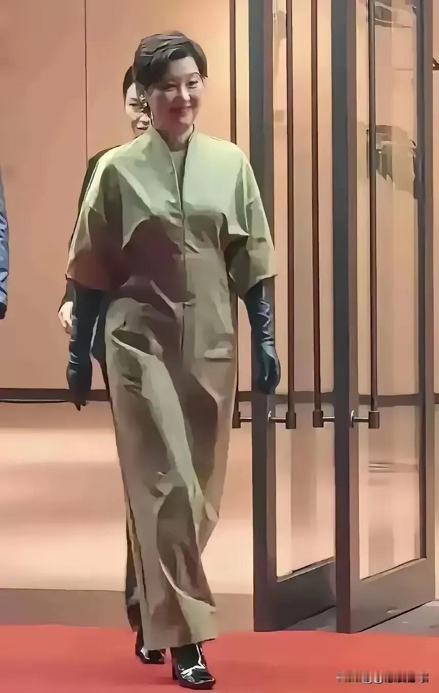 徐帆穿上了宰鱼服？
徐帆走得十分霸气，这身行头更是神助攻。
旁白：她要上哪里去？