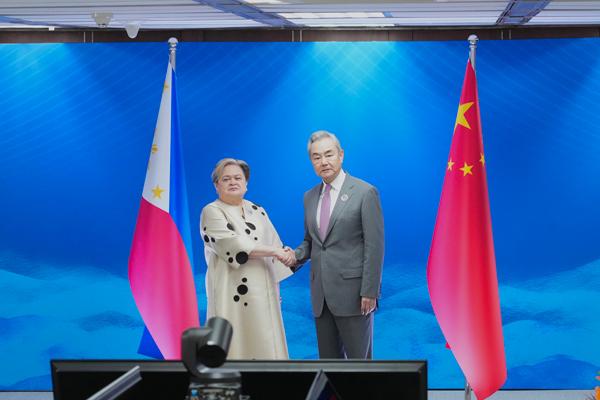 会后，菲律宾外长一口气向王毅提出两项“强烈抗议”：仁爱礁冲突，再加上一段《中国日