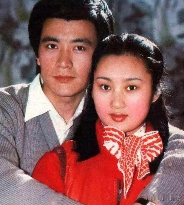 1994年，两个装修工拿着刀闯进了演员周里京的家。

当时只有他的妻子在家，这两