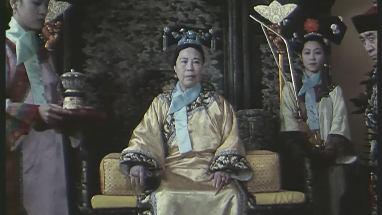 慈禧生于道光十五年乙末，也就是公元1835年，按照中国的属相，她是属羊的。
就因