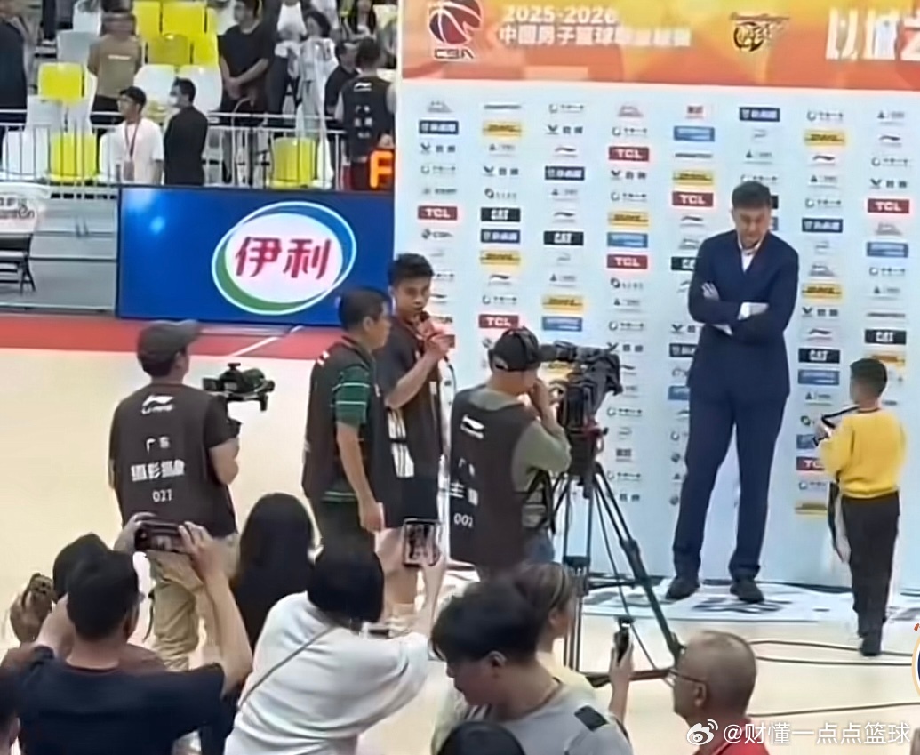 昨晚广东宏远男篮大胜四川男篮的赛后采访现场，一句响亮的“杜锋下课”突然划破空气，