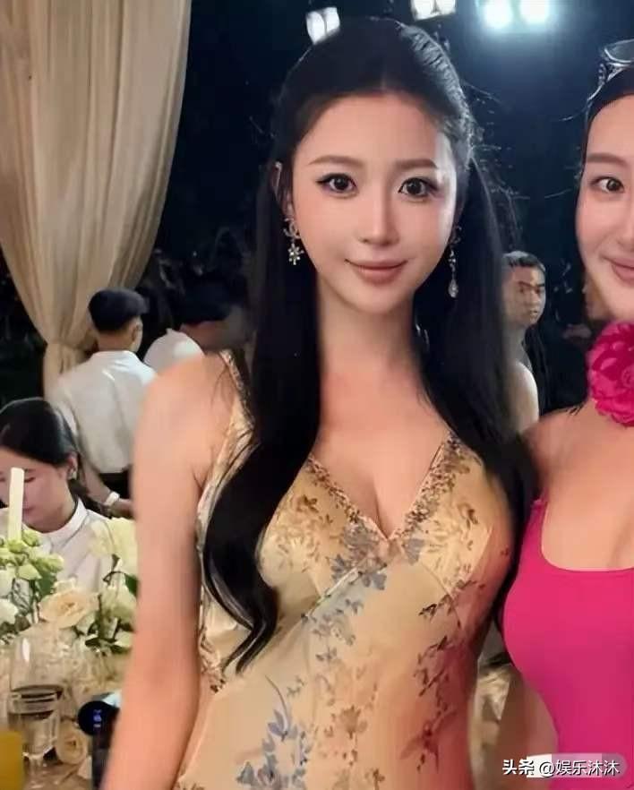 有消息传出，潘玮柏的妻子宣云疑似怀上二胎。现身场合的她身穿礼服，依旧遮掩不住微微