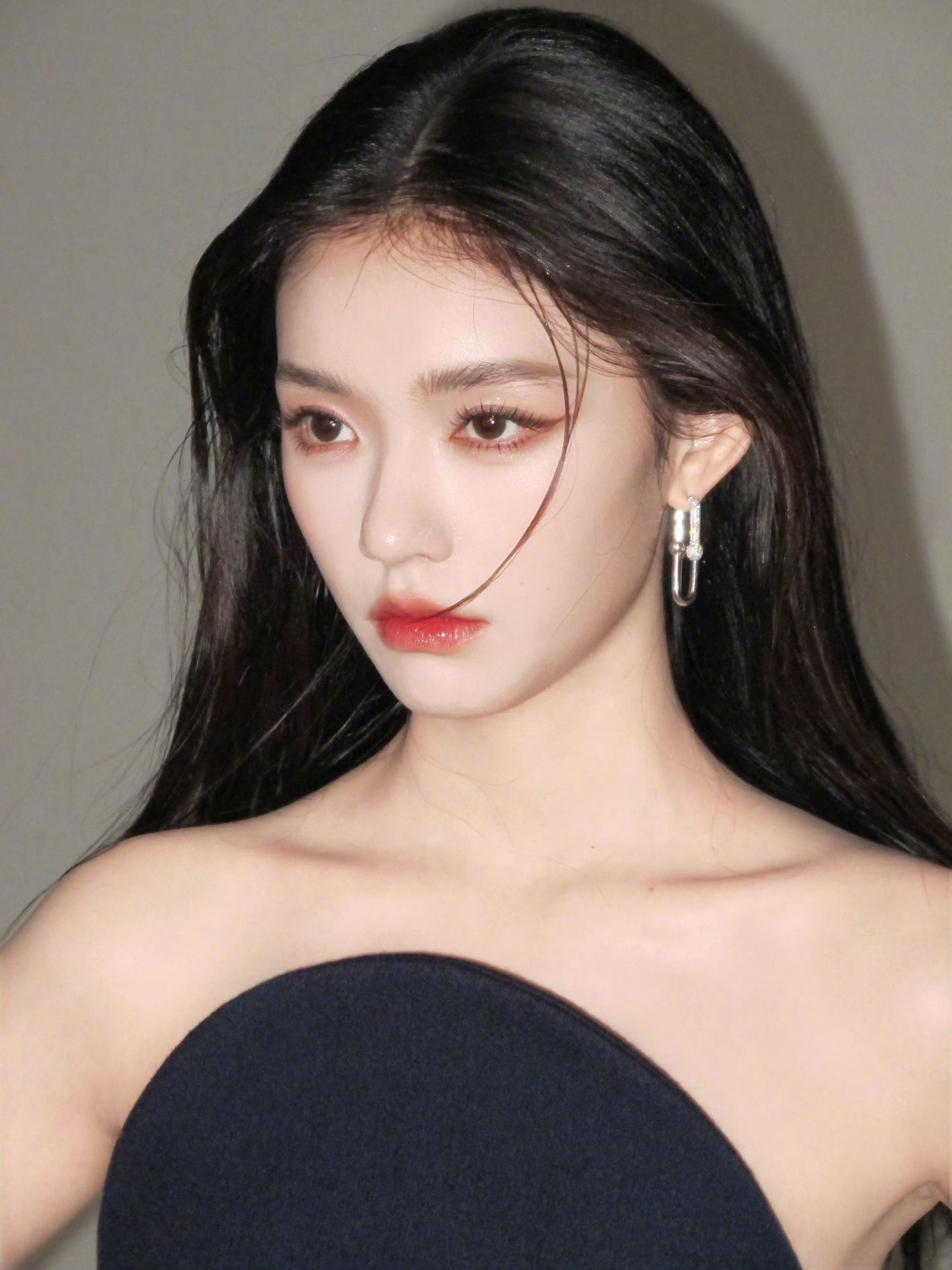 林允这就是骨相美女吧，怼脸完全不崩 