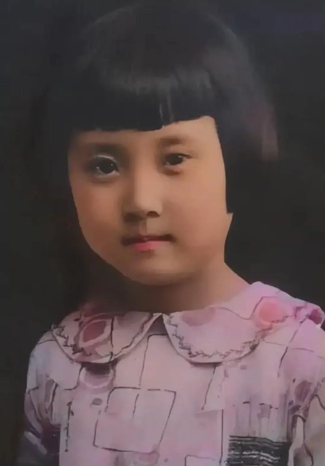 1925年，一个小女孩拍下了的老照片，后来的她成了家喻户晓的人物，照片中的她气质