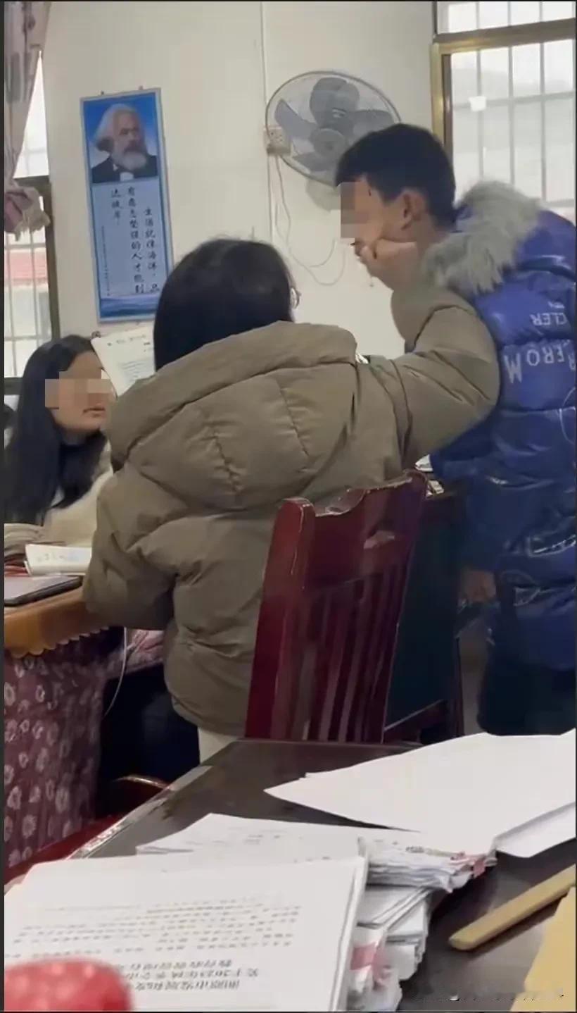 #每日创作打卡#大家看一下，湘潭这位殴打学生的小学老师，被曝光之后不但没有意识到