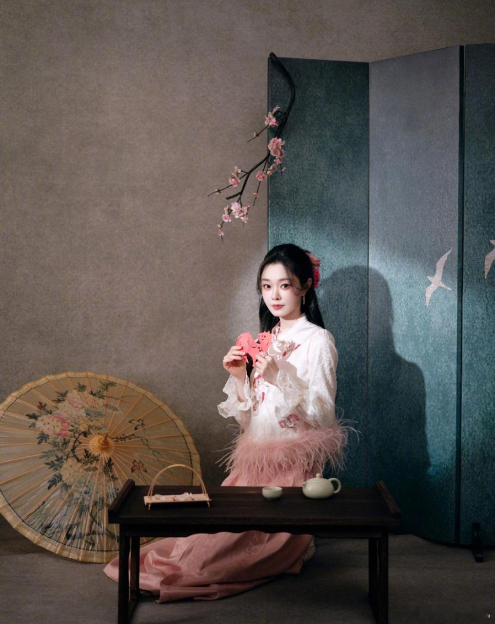 宋轶 今天走进了一幅旧画央视跨晚阵容粉白系的新中式造型更是把衬得美轮美奂，人比花